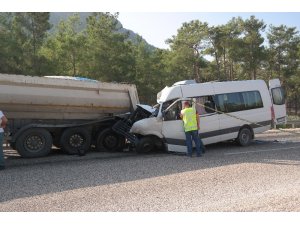 Rus mühendisleri taşıyan minibüs kaza yaptı: 2 ölü, 11 yaralı
