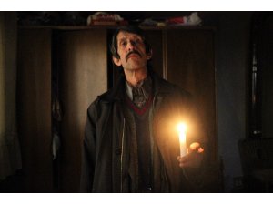 5 kişilik aile mum ışığında yaşıyor