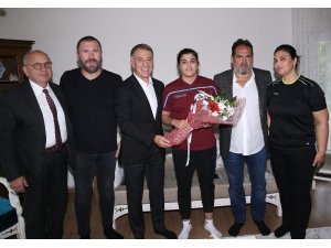 Ahmet Ağaoğlu, Busenaz Sürmeneli’yi ziyaret etti