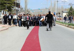 Şener'e dünya rekoru yalakalık