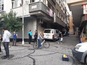 Kendisini tutmaya çalışan adamın üzerine atladı