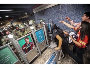 Öğrenciler 24 kuruş için Şili’yi yaktı
