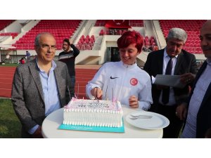 Dünya ikincisi özel sporcu Fatma’ya sürpriz doğum günü