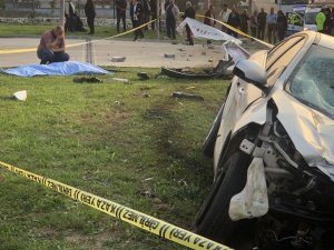 Otomobil yol kenarında bekleyenlere çarptı: 1 ölü