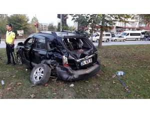 Kavşakta tır ile otomobil çarpıştı: 2 yaralı