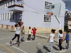 Babasının anısına öğrencilerine pota yaptırdı