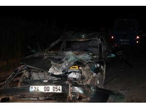 Traktörün römorkuna çarpan otomobil hurdaya döndü: 5 yaralı
