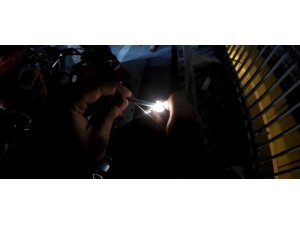 E-5 karayolunda motosikletli gencin trafikte attığı torpil otobüsün altında patladı