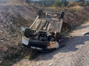 Konya’da hafif ticari araç devrildi: 2 yaralı