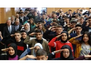 Bakan Akar öğrenciler tarafından asker selamı ile karşılandı