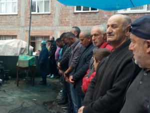 Niğde’deki kazada hayatını kaybeden üniversiteli genç kız Rize’de toprağa verildi