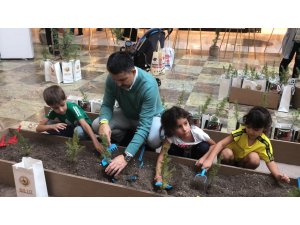 Bakan Pakdemirli çocuklarla fidan dikti