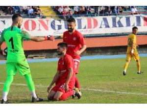 Gol kaçıran oyuncuyu rakip takım kalecisi kollarında teselli etti