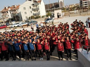 Öğrencilerden ‘Mehmetçik’e selam