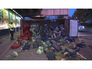 Ankara’da lastiği kopan kamyon devrildi: 1 yaralı