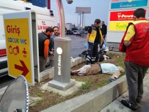 Sürücü uyuyakalınca otomobil camiden çıkan 2 kişiye çarptı