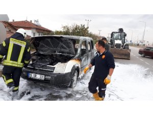 Seyir halindeki araç alev alev yandı