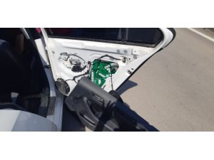 Lüks otomobilden kaçak sigara çıktı