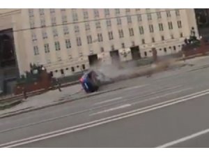 Aşırı hız yapan araç Rusya Savunma Bakanlığı önündeki bariyerlere daldı