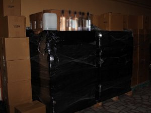 Baskın yapılan büfeden binlerce şişe kaçak alkol ele geçirildi