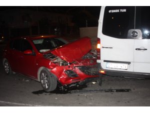 Tur minibüsüyle otomobil çarpıştı: 3 yaralı