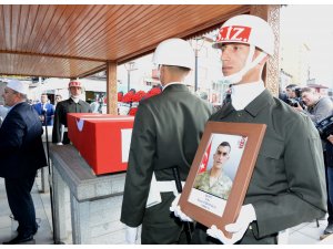 Şehit asker son yolculuğuna uğurlandı