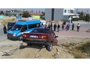 Konya'da ehliyetsiz sürücü polisten kaçarken anneyle kızına çarpıp kum yığınına saplandı