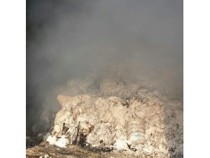 Pamuk deposu sabaha kadar yandı, hasar büyük