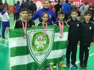 Manisa Büyükşehir Badminton Takımı derecelerle döndü