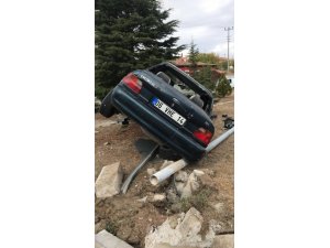 Kontrolden çıkan otomobil ağaca çarparak durabildi