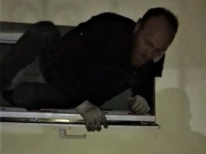 Evin musluklarını çalan şüpheli, havalandırma camında suçüstü yakalandı