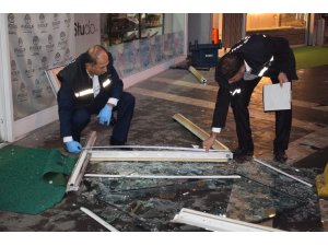 Kaldırımda yürürken üzerine cam düştü