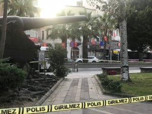Tarihi top önünde şüpheli valiz paniği