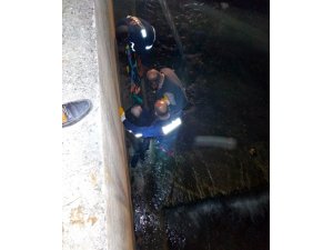 Dereye düşen yaşlı adamı ekipler kurtardı