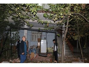 Halı silkeleyen karı koca balkondan düştü