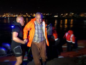 İskenderun körfezinde şiddetli yağmur ve fırtına balıkçıları canından ediyordu