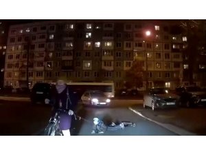 Rusya’da çocuğunu bisikletine bağlayan anne tepki çekti