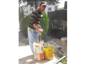 Evini bastığı husumetlisini öldürdü