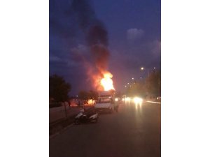 Antalya’da tırın dorsesi alev alev yandı