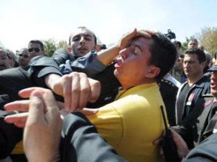 Bakan Yıldız'a yumruklu saldırı!