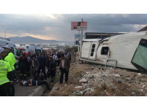 Kayseri'de işçi servis midibüsü devrildi: 20 yaralı