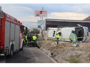 Direksiyon hakimiyeti kaybolan işçi servisi takla attı: 23 yaralı