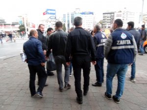 Beyoğlu Zabıtası Taksim’de dilencilere ve seyyar satıcılara göz açtırmıyor