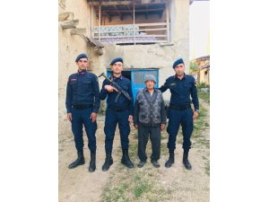 Kayıp Alzheimer hastası yaşlı adam mezarlıkta bulundu