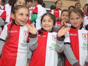 Kırsal mahalle öğrencilerine Samsunspor forması ve bilet