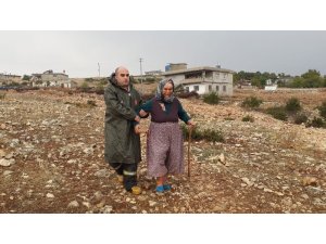 Derede mahsur kalan yaşlı kadını ekipler kurtardı