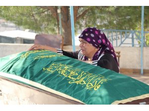 Bir annenin en zor anı: Oğlunun tabutu başında sinir krizi geçirdi