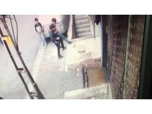 Oyun oynayan çocuğun merdiven boşluğuna düştüğü anlar kamerada
