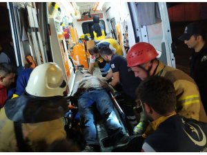 Kaza yaptığı araçta sıkıştı, ekipler saatlerce kurtarmaya çalıştı