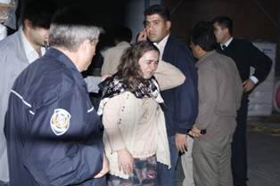 Patronunu bıçakladı, eşini rehin aldı